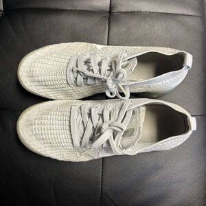 Women’s 7.5 Nike Vapor Max white